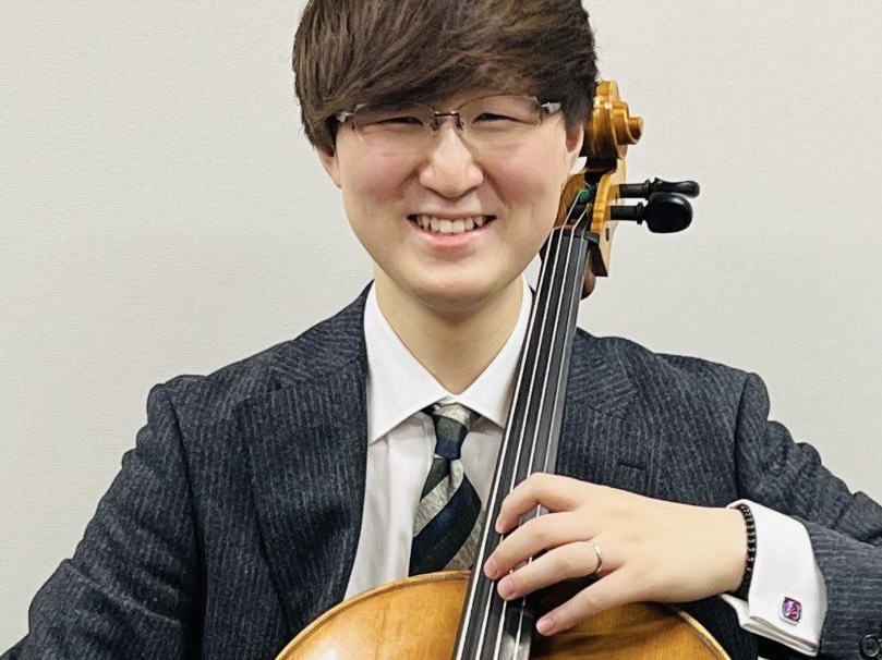 みなさん、こんにちは！当店の音楽教室には、ピアノ、管楽器、声楽、ギター、ドラム等、様々なコースを開講しています。「どんな先生がレッスンしているの？」という疑問にお応えすべく、スタッフが担当講師へインタビュー形式で色々なことをきいてみました！ CONTENTS佐々木　杜洋（ささき　もりひろ）先生　プロ […]