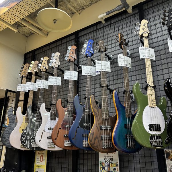 ご覧あれ！ベーシストだからこそ外観にこだわろう！<br />
ライブ映え間違いなしのデザイン達！