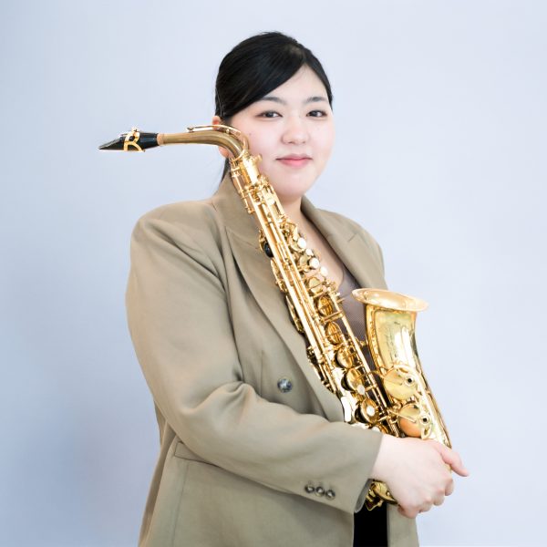 早坂 愛梨（はやさか あいり）<br />
サックスインストラクター<br />
<br />
【担当曜日】<br />
月・火・金・土・日<br />
【開講時間】<br />
月・火・金　13:00~21:00 <br />
土・日・祝　10:30~18:30<br />
【レッスン場所】<br />
店内S1、S6　対面レッスンとオンラインレッスンの併用も可能です。