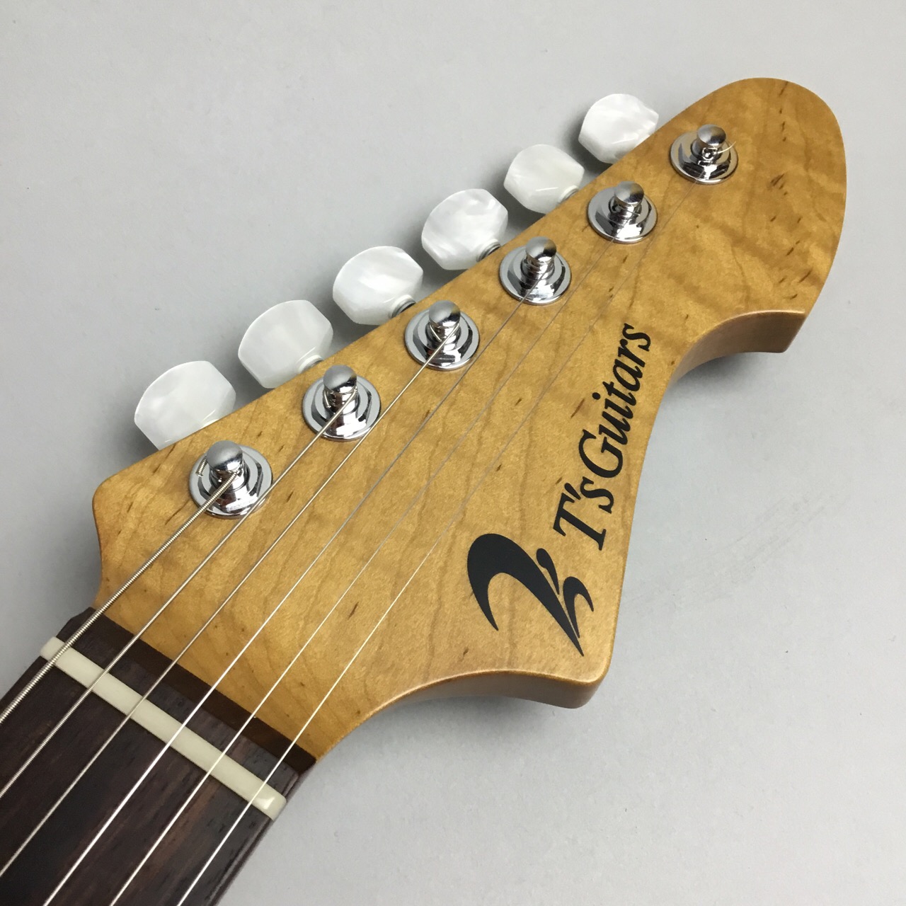 長野県塩尻市で純国産、日本製のハイエンドカスタムギターを製作する『T'sGuitars』入荷しました！抜群の弾き心地はもちろんのこと見た目の美しさも兼ね備えた逸品です！是非、店頭でご覧頂き触ってみてくださいね！ *DSTC-24 4AQ RFMN 人気の国産ギターブランド『T'sGuitars』4A […]