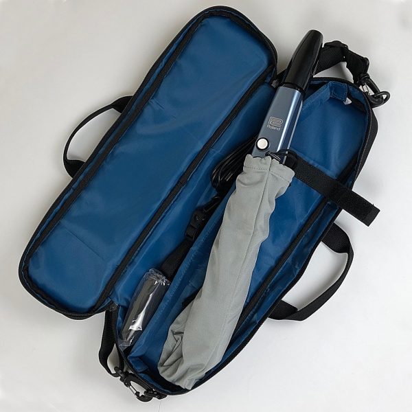 島村楽器オリジナルAerophone mini AE-01 用ケース<br />
SC-AE01<br />
¥2,980(税込)<br />
<br />
肩掛け、手持ちの2Way仕様。<br />
ケース内側には運搬時の揺れを防ぐ本体固定用バンドを装着し、収納時の細かいキズから守る巾着型ケースも付いています。<br />
※AE-05,10,20,30にはそれぞれ専用のキャリーバッグが付属品としてついています。