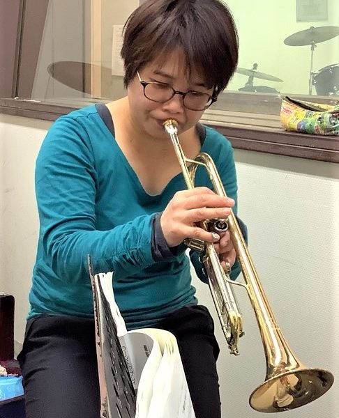 トランペット教室<br />
講師　　　：　齋藤 栄実子<br />
開講曜日　：　水曜日<br />
ファンファーレなどでおなじみ、金管楽器の花形トランペットです！<br />
初めて金管楽器に触れる方はもちろん、現在吹奏楽部などで演奏されている方のスキルアップもお手伝いいたします！