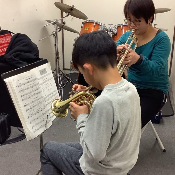 トランペット教室<br />
講師　　　：　齋藤 栄実子<br />
開講曜日　：　水曜日<br />
ファンファーレなどでおなじみ、金管楽器の花形と言えばトランペットです！<br />
初めて金管楽器に触れる方はもちろん、現在吹奏楽部などで演奏されている方のスキルアップもお手伝いいたします！