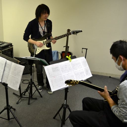 アコースティックギター教室<br />
エレキギター教室<br />
キッズギター教室(火・木曜日のみ)<br />
<br />
講師　　　：　松林 俊樹　　　寺嶋 与一<br />
開講曜日　：　火・木曜日　　 土曜日<br />
<br />
世代を問わず人気の楽器です！<br />
弦の押さえ方などの基本的なことから習うことが出来るので、初心者はもちろん趣味として演奏してきた方にもおすすめです。
