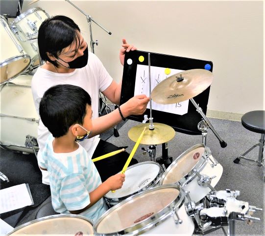 ドラム教室<br />
キッズドラム教室<br />
講師　　　：　福井 昌也　　　櫻井 清隆<br />
開講曜日　：　月・水曜日　　 火曜日<br />
<br />
講師　　　：　根岸 博之　　　片桐 聡福<br />
開講曜日　：　木・土曜日　　 日曜日<br />
体全体で音楽を楽しみたい方へ！お子様にも人気の教室です！<br />
音楽の要であるリズム力が身に付くので、ドラムに興味がある方だけでなく既に別の楽器を習っている方にもおすすめです。