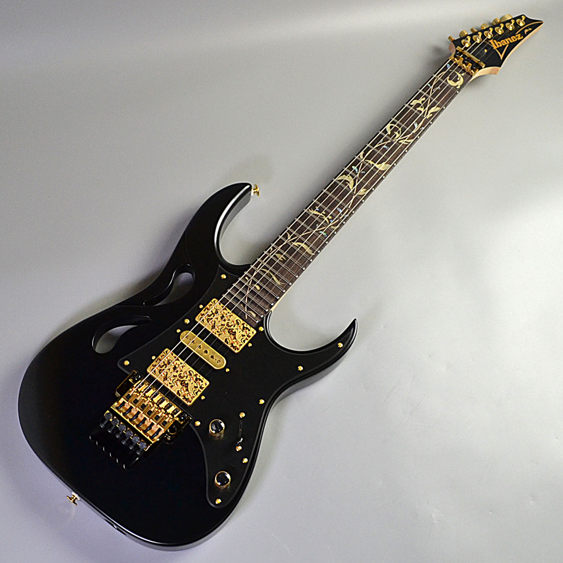 レジェンドギタリスト、スティーブ・ヴァイ氏のNewシグネイチャーギター「PIA3761」が入荷しました。今回はOnyx Blackのカラーが入荷しました。 ・PIA Blossom inlayJEMでトレード・マークだったツリー・オブ・ライフ・インレイは言うに及ばず、スティーヴ自身のアートにしばしば […]