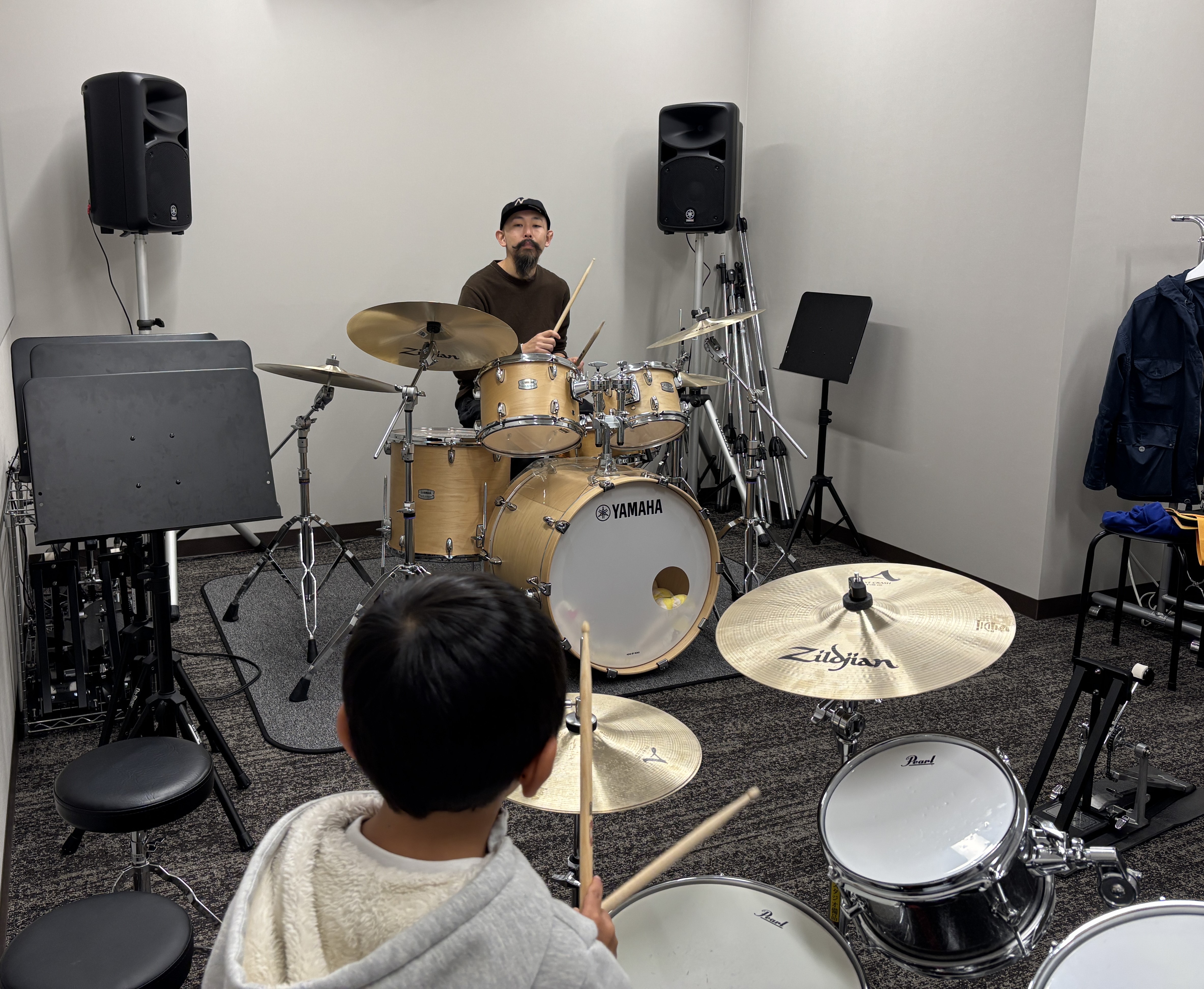 皆さんこんにちは！音楽教室担当の山岸です。今回は島村楽器の音楽教室の中でも人気の高いドラム教室のご紹介をさせていただきます！初心者の方はもちろんですが、経験者の方やブランクのある方も大歓迎です！個人レッスン、グループレッスンともに、お一人おひとりに合った指導を行っています。 CONTENTS2025 [&hellip;]