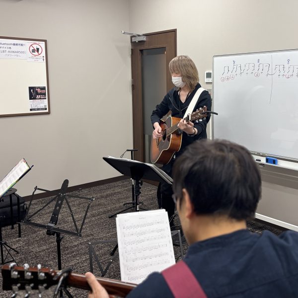 アコースティックギター教室<br />
エレキギター教室<br />
キッズギター教室<br />
<br />
講師　　　：　松林 俊樹　　　寺嶋 与一<br />
開講曜日　：　火・木曜日　　 土曜日<br />
<br />
世代を問わず人気の楽器です！<br />
弦の押さえ方などの基本的なことから習うことが出来るので、初心者はもちろん趣味として演奏してきた方にもおすすめです。