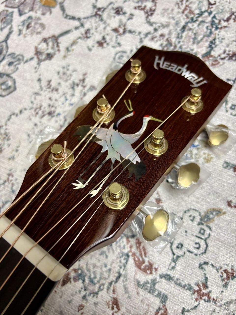 ヘッドに丹頂鶴をあしらったこのモデルはカスタムショップビルダー『降旗 新』氏の手によって製作された須坂店のオーダーモデルになります。TOP材に稀少なアディロンダックスプルースを使用した特別モデル。煌びやかなサウンドを奏でます