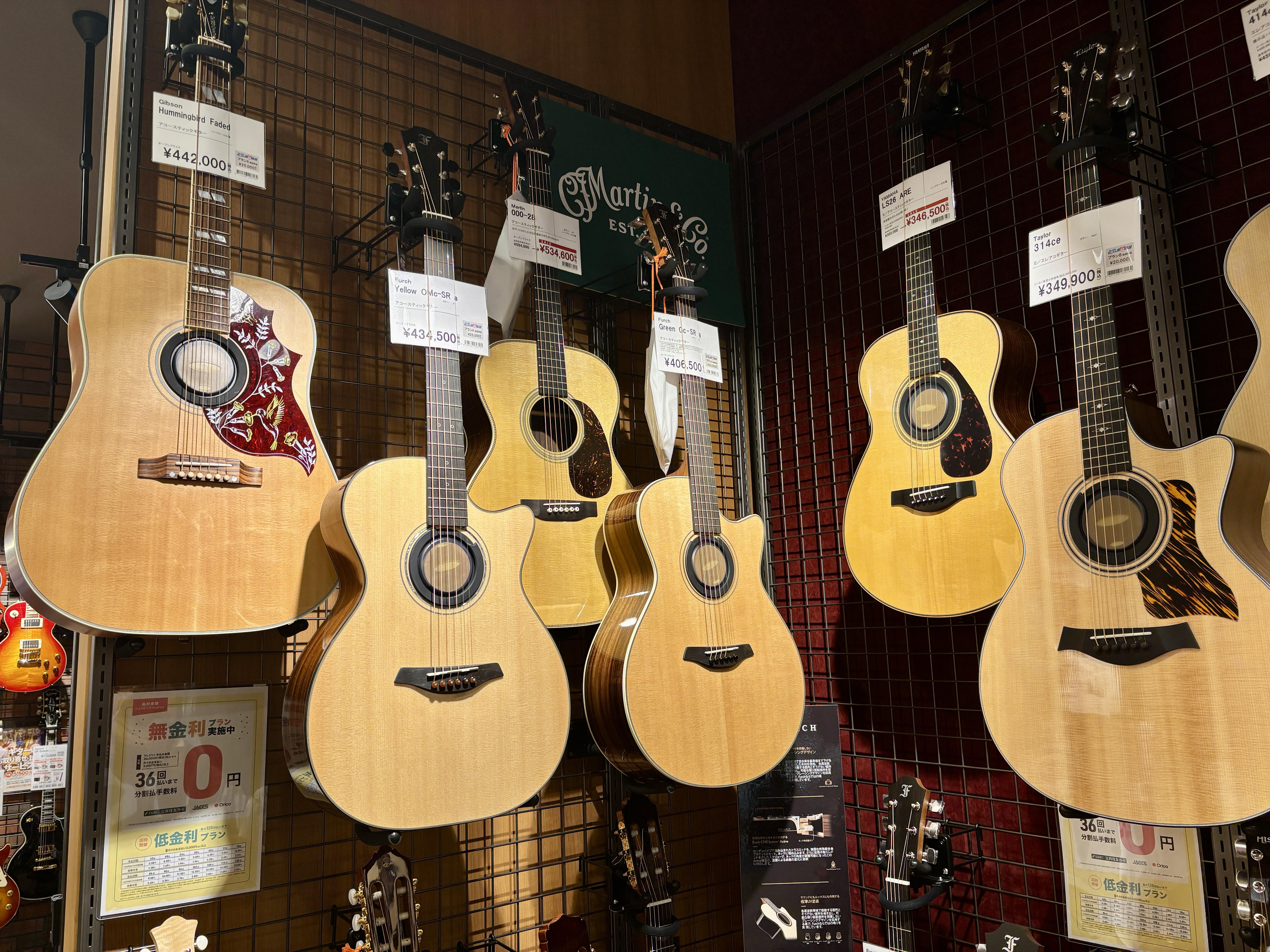 アコースティックギターの中でも知名度が高く、定番ともいわれるオススメのハイエンドアコースティックギターたちになります。 CONTENTSTaylorGibsonMartinFurchTaylor Gibson Martin Furch