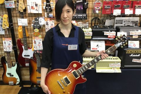 スタッフ写真 ギター 小栁