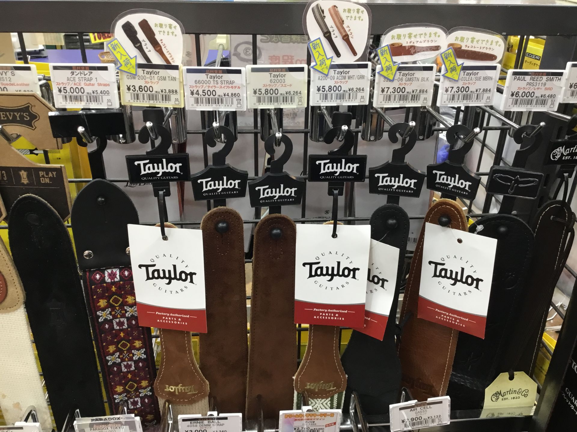 *ストラップ新入荷!! 待望の『[https://www.taylorguitars.com/:title=Taylor]』から新デザインのストラップが発売になりました。 [https://www.taylorguitars.jp/:title=テイラーギター]のモデルに合わせてそれぞれデザインされ […]