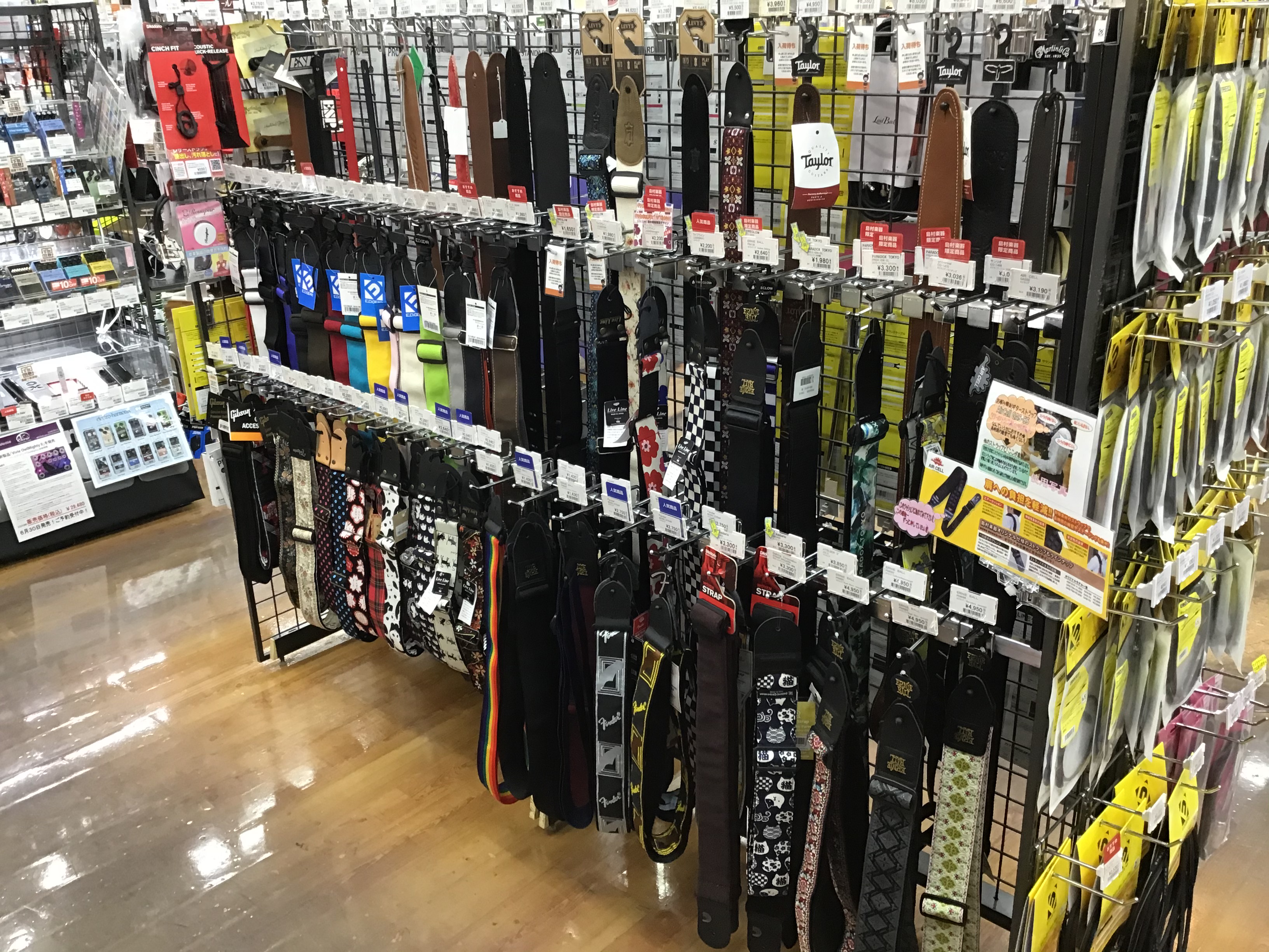 ギタリスト、ベーシストのオシャレはストラップから♪