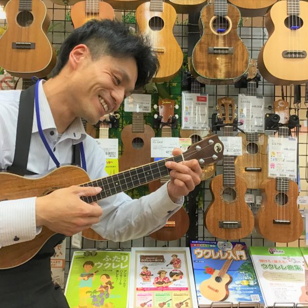 平山(ひらやま)<br />
コンパクトで気軽に弾けるウクレレの楽しさをたくさんの方に知って欲しいです！
