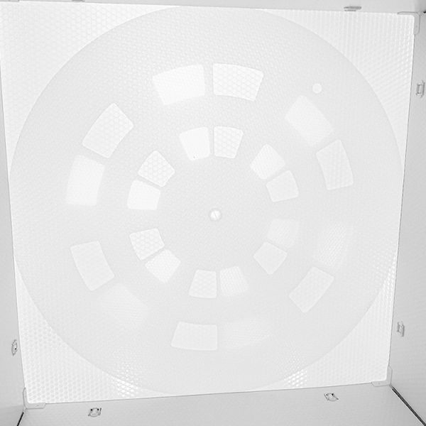 ～光が射し込む回転式の天井～<br />
OTODASUの天井は回転式。天板をクルクルと回転することで換気が行えます。
