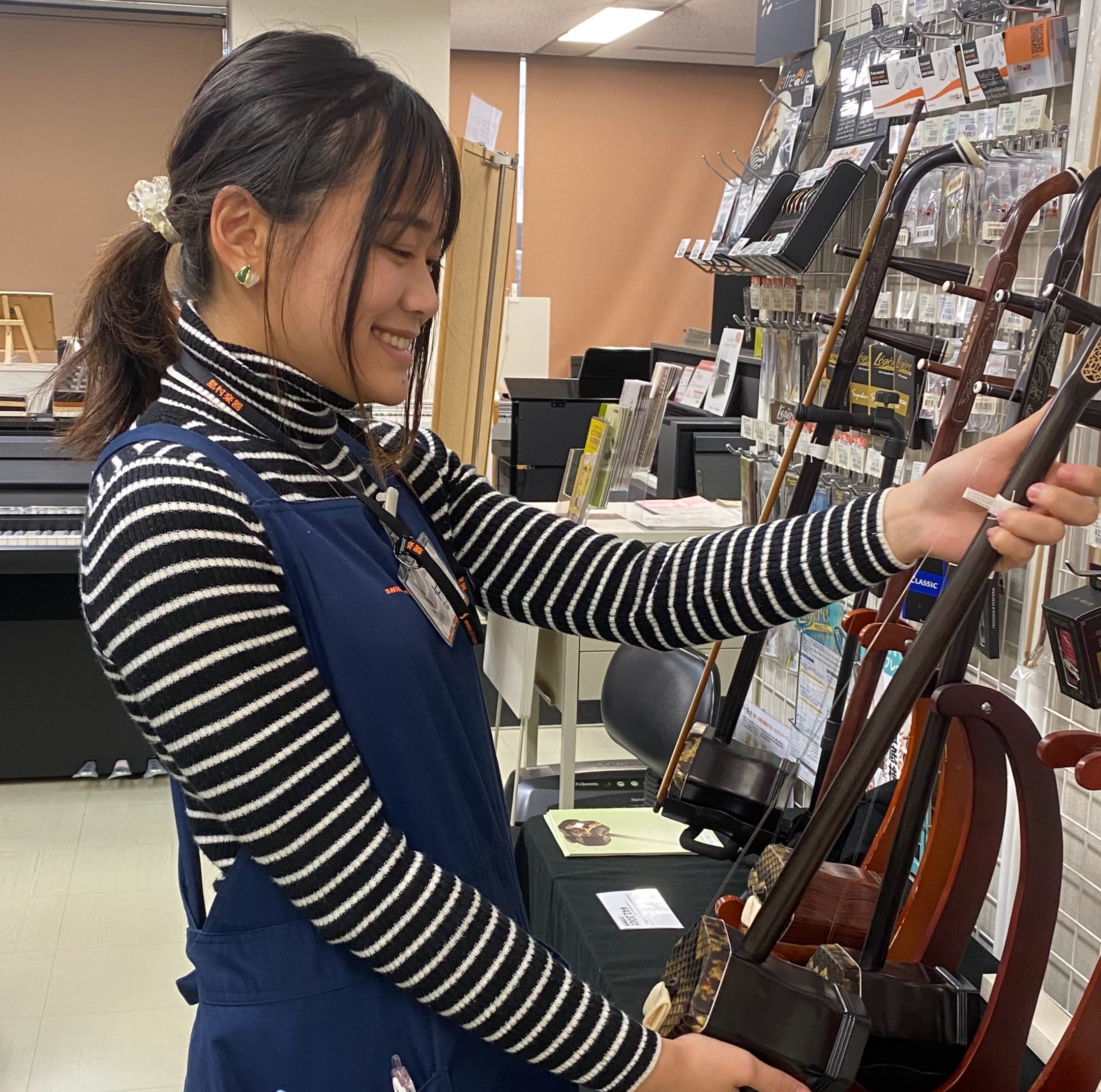 *担当商品 教育楽器、二胡 *出身地 沖縄県 *所有楽器 テナーサックス(学校の)、アコースティックギター *音楽歴 小学校の頃に三年間パーカッションをやっていました。現在は大学のジャズサークルでテナーサックスを吹いたり、ギターを弾いたりしています。 どちらもバリバリ初心者です。 *好きなアーティス […]