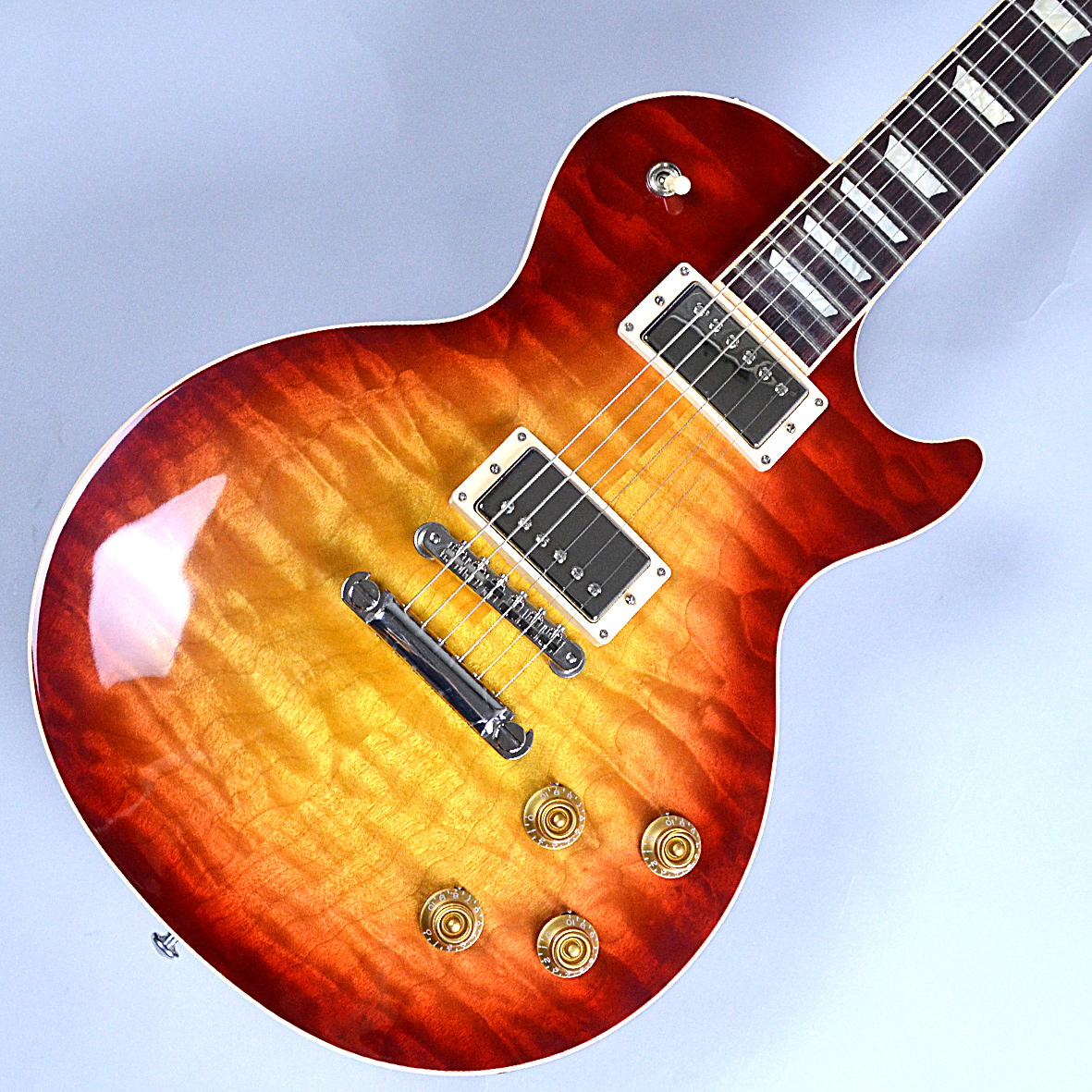 *Gibson Les Paul Traditional 2017 Quilt Maple ギブソンの伝統的なシェイプ、パーツに原点回帰し高い人気を誇るレスポールトラディショナル。その2017年仕様から限定モデルが入荷。立体的な動きが出るほどに深くハデなキルテッドメイプルの杢目が全面に出ており、高級 […]