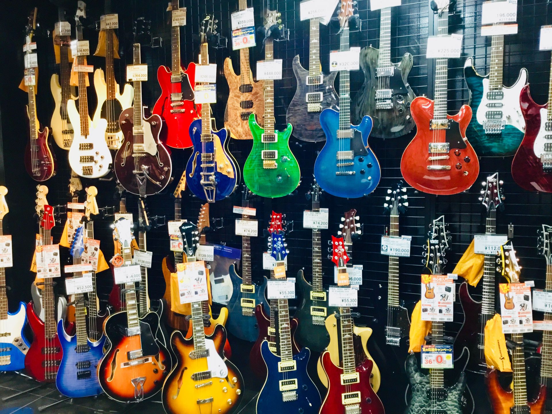 *ハンドメイド機種から入門機種まで幅広く展示 長崎の市街地に位置する当店ではエレキギターを多数展示しております。Gibson,Fenderは勿論のこと、日本製の高品質モデルや これから始める方にもお買い求めやすい価格帯も多数展示しております。 長崎県下でエレキギターをお探しなら島村楽器長崎浜町店に是 […]