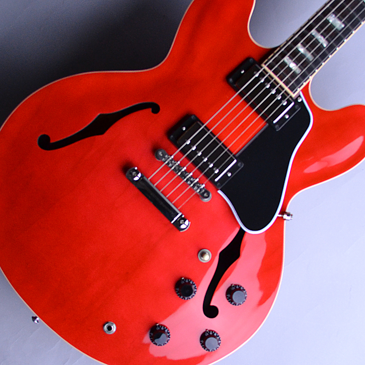 *ES-335 |*ブランド|Gibson| |*型番|ES-335| |*商品の状態|新品| |*販売価格|[!￥358,344(税込)!]| |*ボディタイプ|セミアコタイプ| |*カラー|CH| |*年式|2016| |*付属品|ハードケース、保証書| セミアコの代名詞ともいえるES-335。 […]