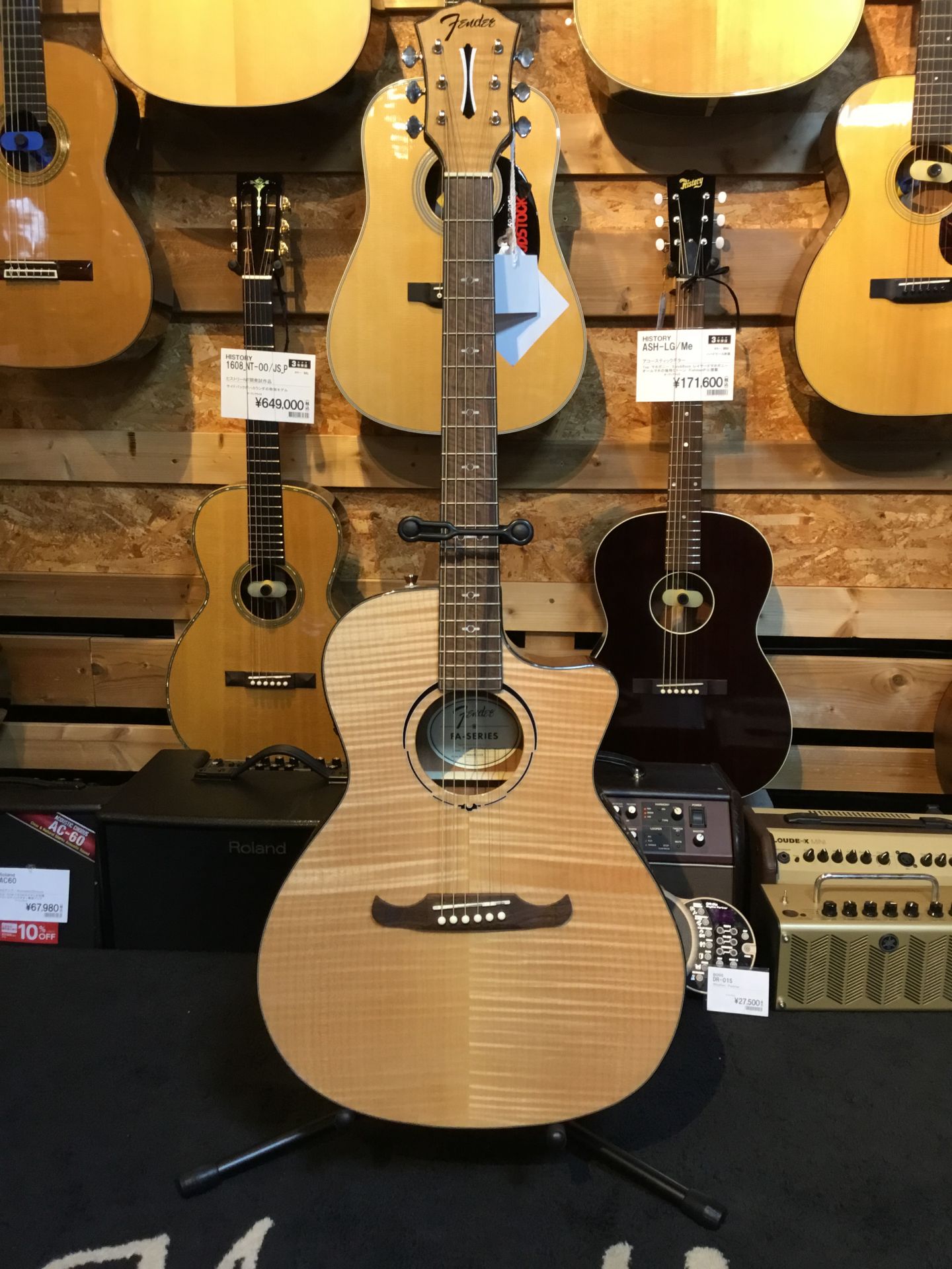 *初心者から上級者まで適したギター 【Fender】の新製品【FA-345CE Auditorium】が当店にも入荷しました！ レースウッドの木目が特徴的なボディです。低価格帯ながらしっかりとしたフェンダーサウンドが表現できます！ 店頭では実際にお試しいただけます。 ぜひお気軽にご来店ください！ | […]