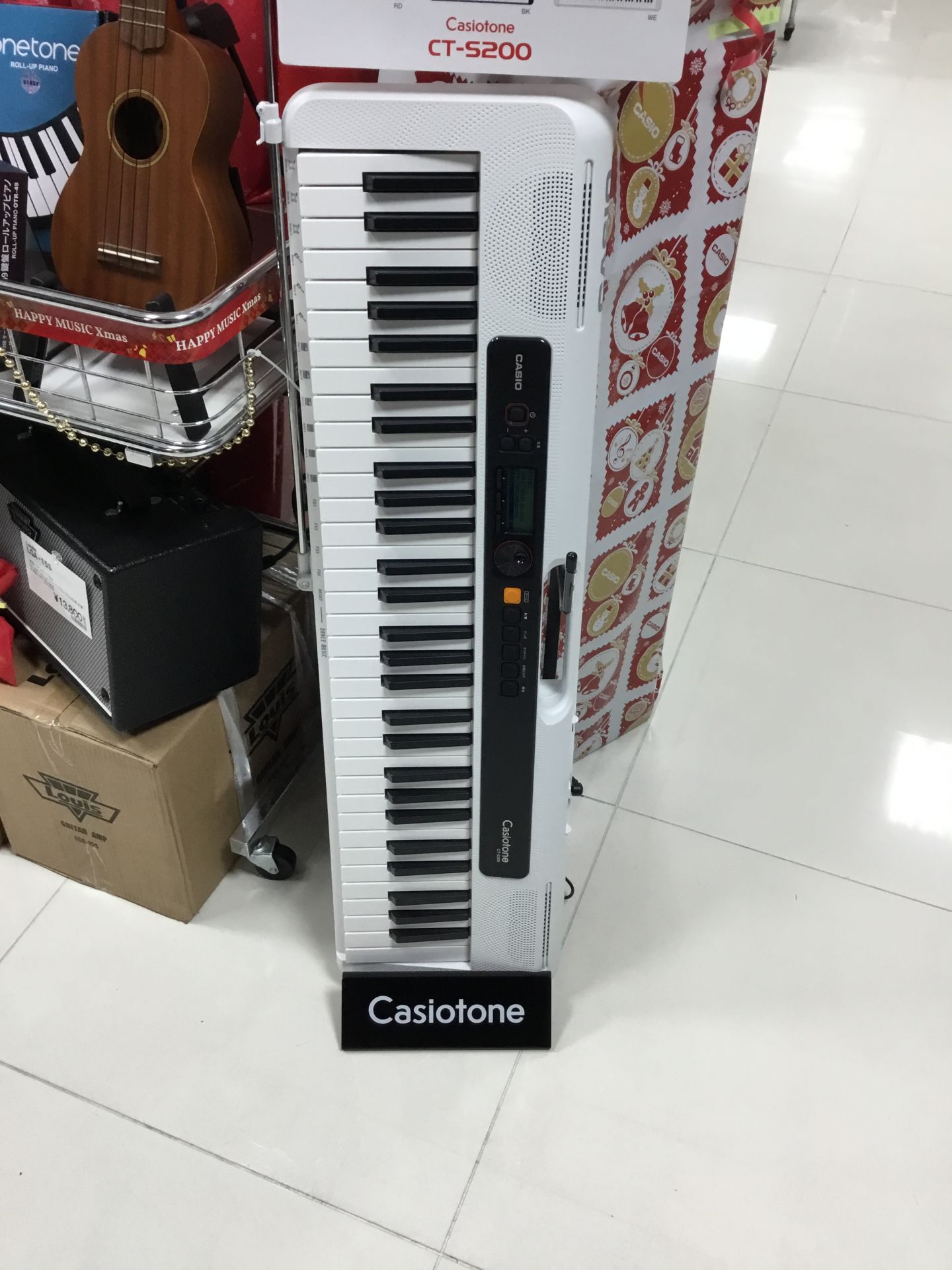 *スリム&スタイリッシュなポータブルデザイン 【CASIO】の新製品【CT-S200】が当店にも入荷しました！ 音楽を好きな場所で楽しめるよう、930×256×73mmのコンパクトサイズに仕上げたほか、アルカリ乾電池で約16時間の連続駆動*が可能です。 液晶表示とダイヤルを組み合わせることで、ボタン […]