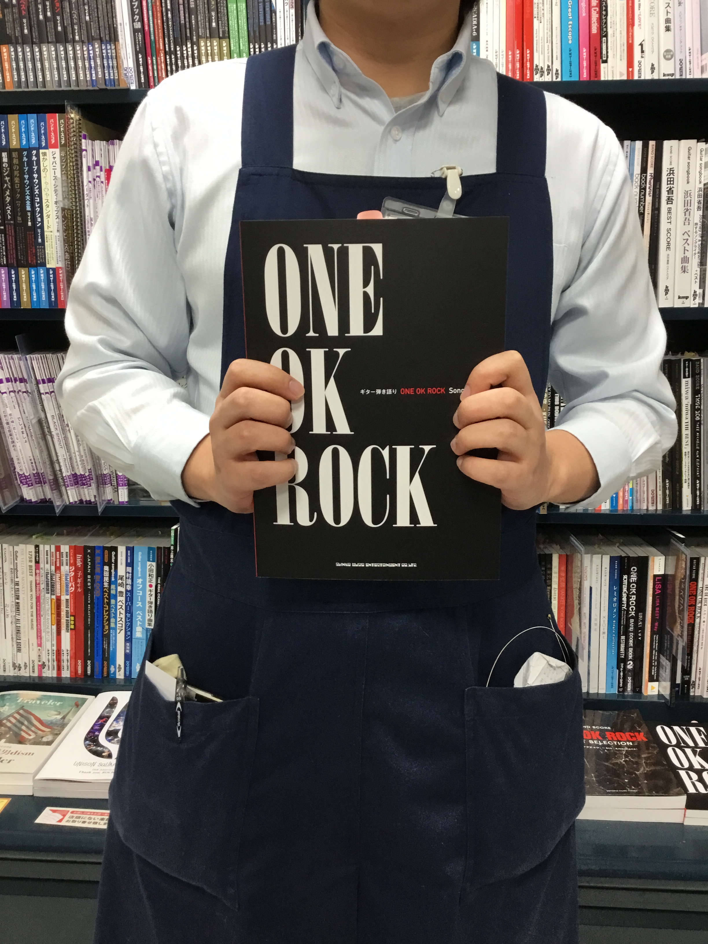 *ONE OK ROCKの楽曲をギター弾き語りで楽しめる1冊が登場! 新刊のご紹介です！]]ONE OK ROCKの楽曲をギター弾き語りで楽しめる曲集となっています。 「完全感覚 Dreamer」「Re:make」「Wherever you are」「The Beginning」などの人気曲はもちろ […]