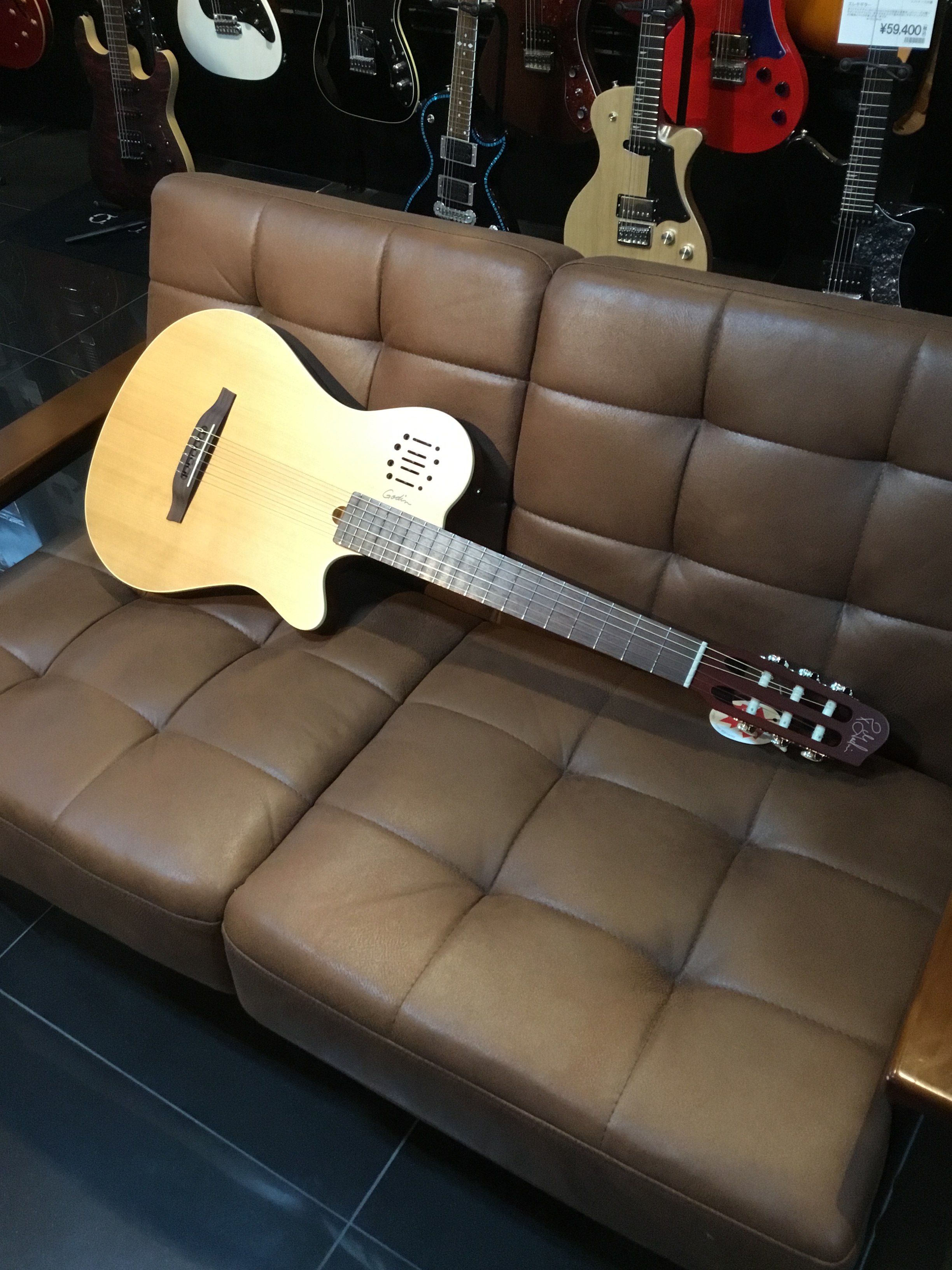 Godin Concert Encore Natural 好評展示中！