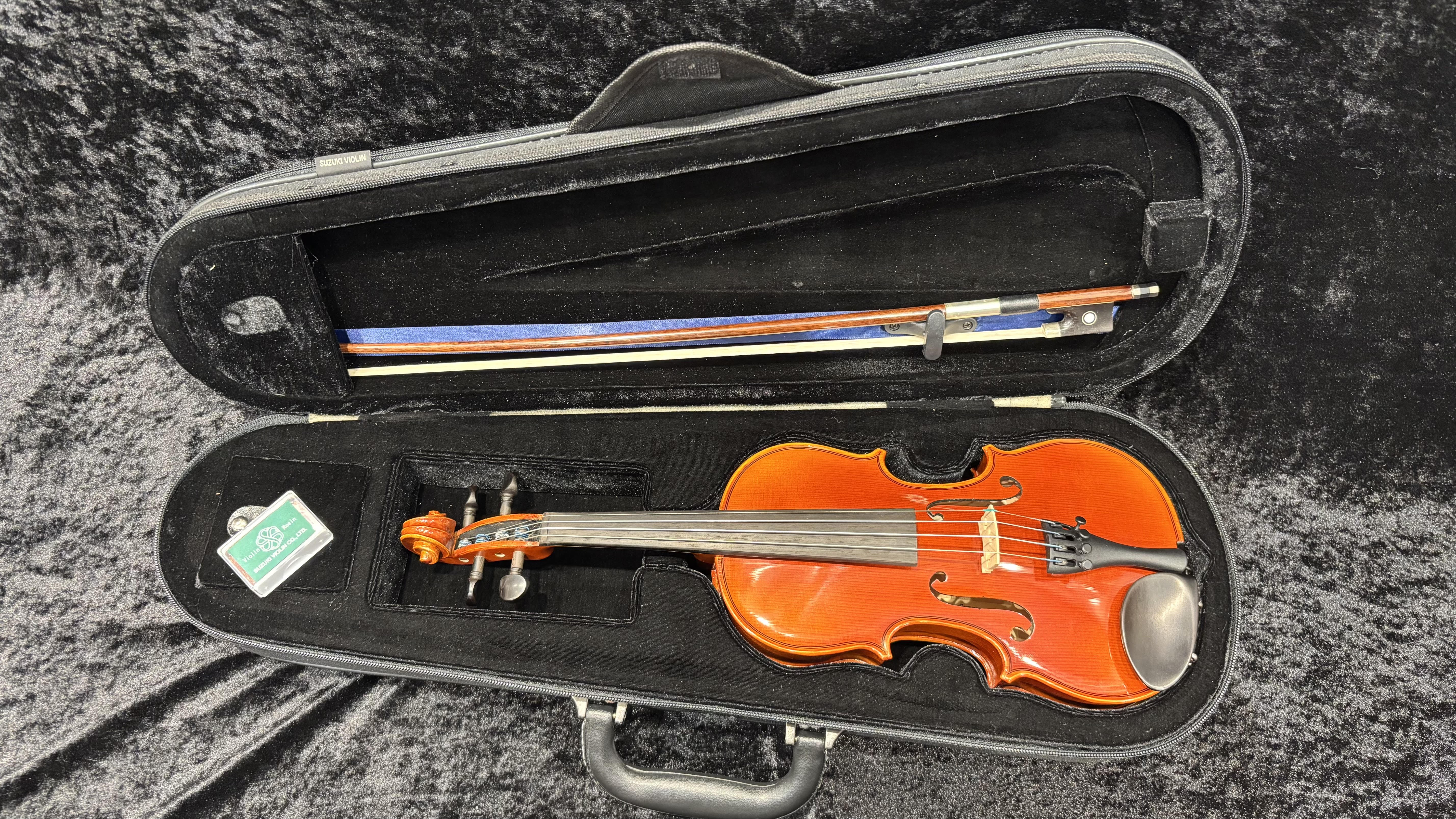 CONTENTSSUZUKI No.230 1/8担当者からお問い合わせSUZUKI No.230 1/8 担当者から 110cm～115cmのお子様向けの分数バイオリンです。上記身長はあくまでも目安ですので、1度店頭で実際に持ってみるのが1番です！お子様に丁度良いサイズのバイオリンをご提案いたしま […]