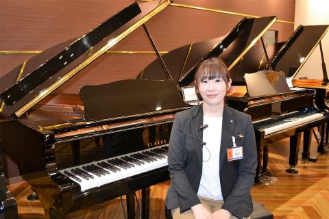 スタッフ写真 副店長、アップライトピアノ、グラントピアノ、音楽教室、コンサート運営、楽譜 種橋