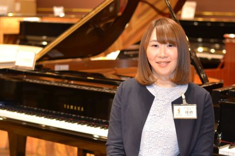 スタッフ写真 副店長、アップライトピアノ、グラントピアノ、音楽教室、コンサート運営、楽譜 種橋