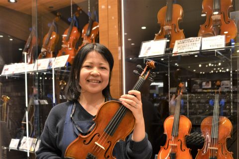 スタッフ写真 <音楽教室、ウクレレ担当>管楽器上級アドバイザー・弦楽器アドバイザー 古賀