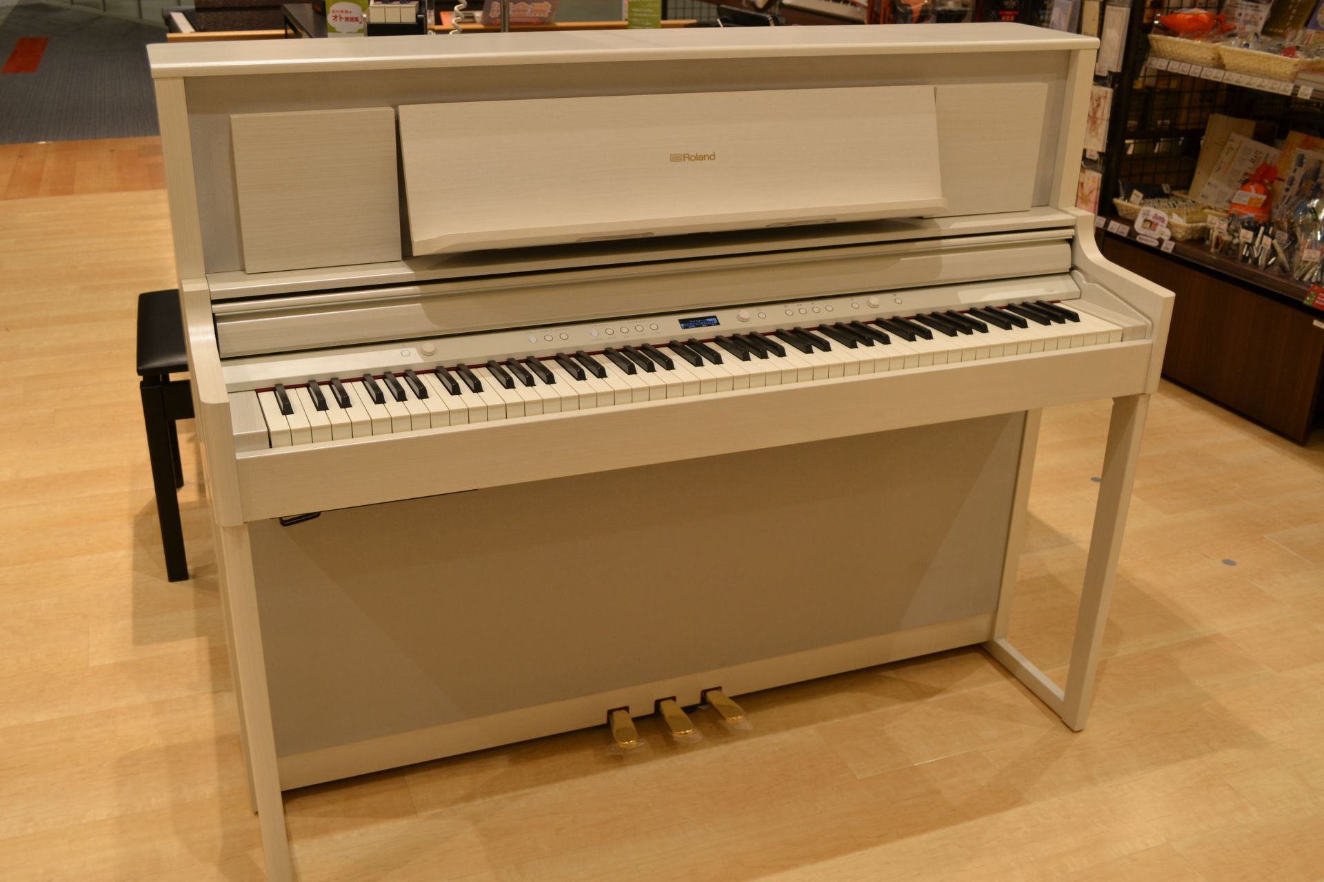 皆さんこんにちは。島村楽器名古屋みなとアクルス店　電子ピアノ担当の大西です。]]今回は本日入荷した新商品『LX706GP　SHIRO』のご紹介を致します。 「ピアノ」という楽器の音や表現の素晴らしさ、弾く楽しさを存分に感じて頂ける、最高峰の電子ピアノが登場しました。コンサート・グランドピアノの美しく […]