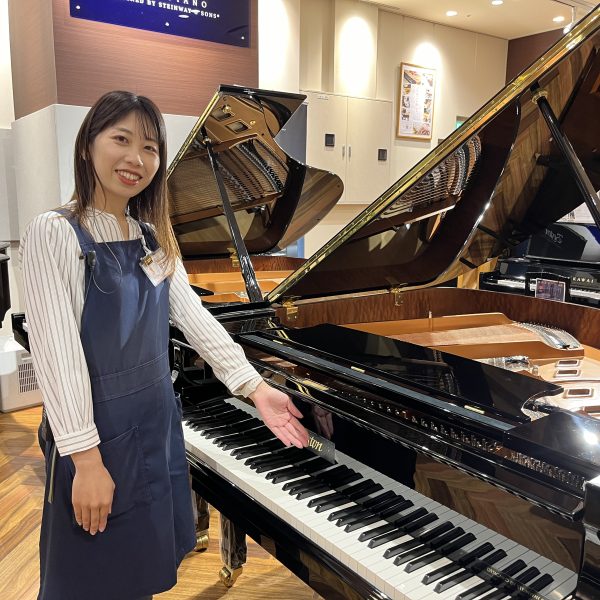 杉本佳奈美(すぎもとかなみ)<br />
<br />
ららぽーと名古屋みなとアクルス店ピアノ担当。<br />
7歳よりピアノを始め、東京音楽大学ピアノ演奏家コース卒業。<br />
社内資格「ピアノ上級アドバイザー」認定。<br />
