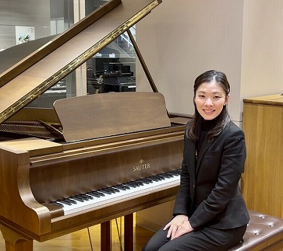 髙宮 弥貴（たかみや みき）<br />
<br />
ピアノ営業部・営業推進課にて、主にイベント・コンサート企画担当の、髙宮と申します。<br />
音楽高校・大学とピアノを主に勉強していましたが、入社後、ピアノの構造やメーカーの歴史を勉強して結びついた作曲家・作品との相関関係。ピアニストの演奏によってピアノの魅力が惹きだされ、ピアノの無限に広がる可能性を目の当たりにし、これを知っていたら、もっと演奏を楽しみ・追及したくなり、そして、音楽の世界も広がっていたんだろうな...と感じた事がキッカケで、販売員としてお客様のピアノのお悩みをお伺いしながら、様々なコンサート・イベントしています。<br />
この企画で、会員様・インストラクターと共に「ピアノが楽しい！」の新発見ができたら嬉しいです！皆様とお会いできるのを楽しみにしております