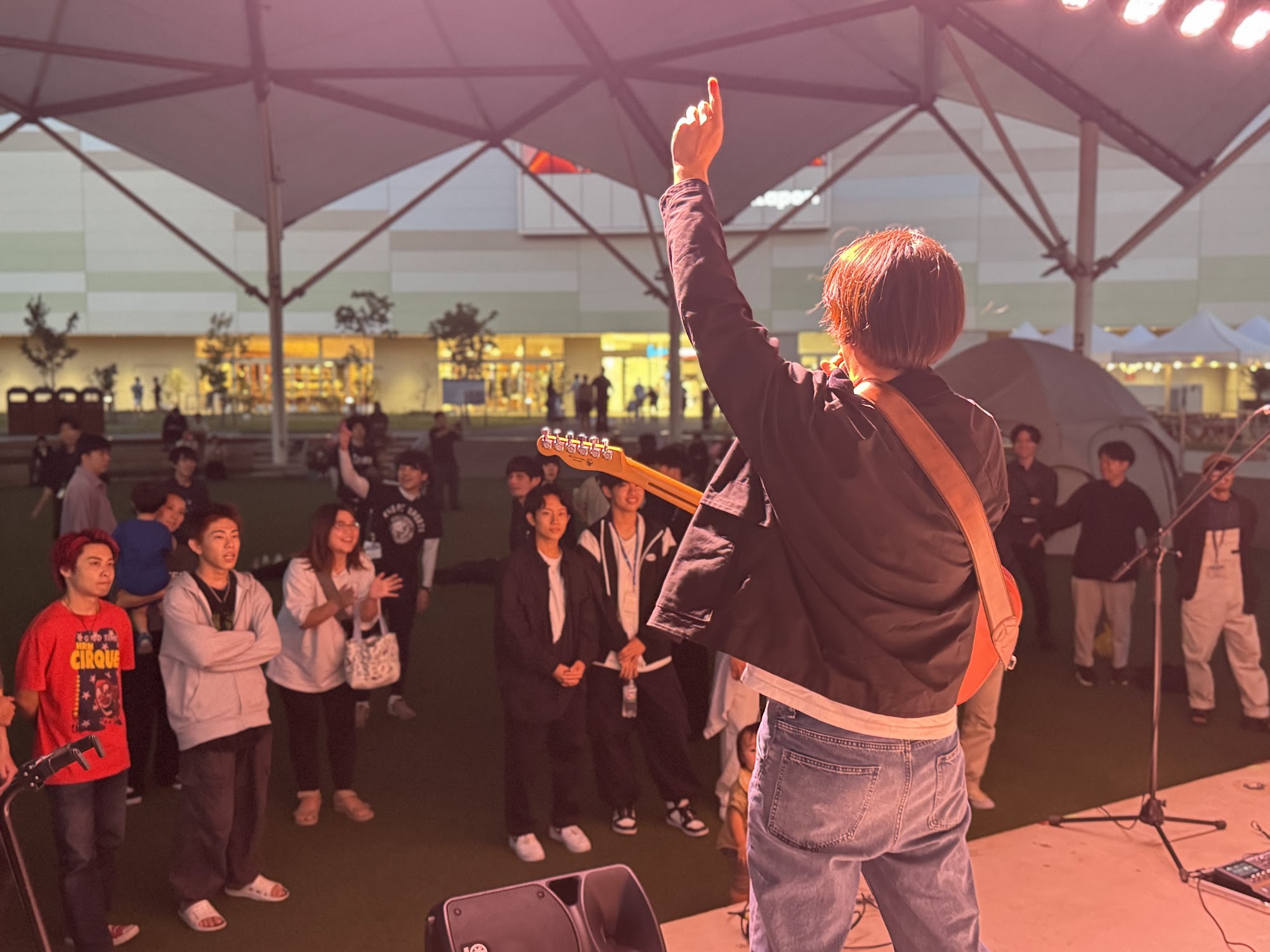 皆さまこんにちは！ バンド・管楽器・弾き語り等、オールジャンル参加可能な野外ライブイベント「オトビラキ 2024」の開催レポートになります！ 出演者さんも観覧の方も、そして私たち運営スタッフも一緒に楽しめた、充実のイベントだったと思います！ 今年は全13バンドの方にご出演いただきました。 今回はその […]