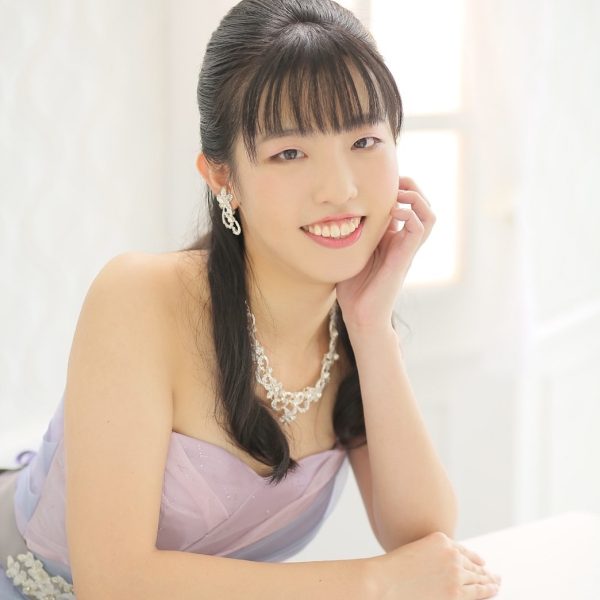 ピアノ講師・天野穂乃香