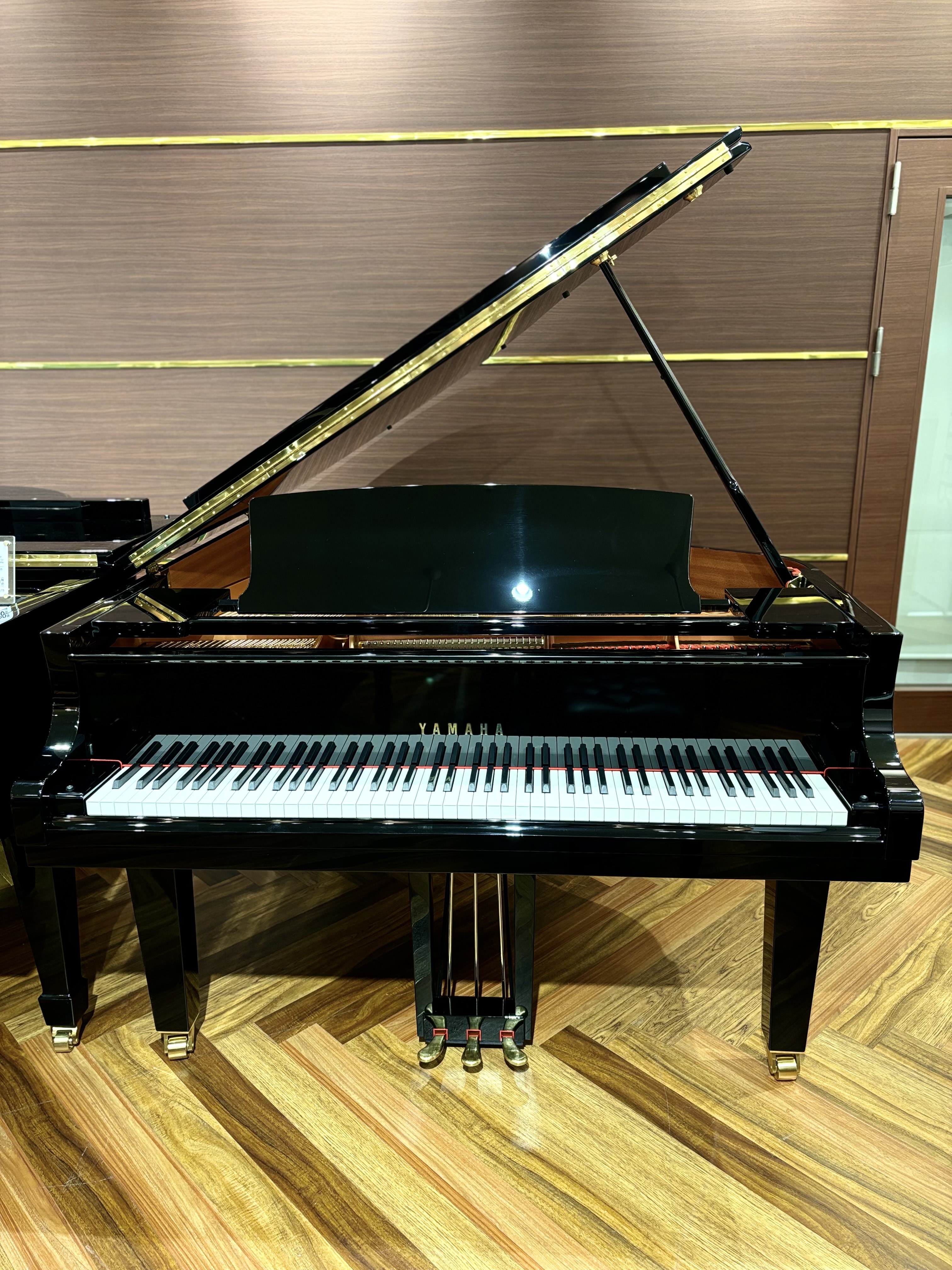 お客様からのご要望を多くいただいていたヤマハのアコースティックピアノ。このたび、島村楽器 ららぽーと名古屋みなとアクルス店でもヤマハ現行モデルの展示がスタートしました！ 同じ空間で、ヤマハの新品ピアノと他メーカーのピアノを弾き比べていただくことも可能です。音色や鍵盤のタッチなど、それぞれの個性をじっ […]