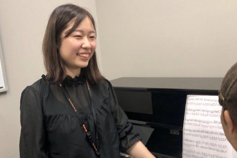 スタッフ写真 ピアノインストラクター 清水