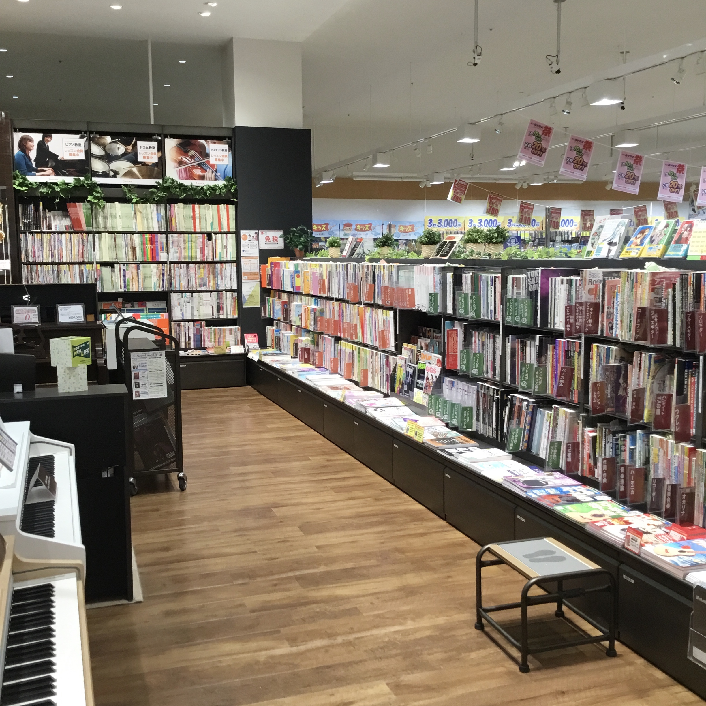 *楽譜・音楽書籍をお探しの方は、島村楽器 名古屋mozoオーパ店にお任せ下さい！ 皆さん、こんにちは！楽譜担当の田中です。 当店には、ピアノ・ギター・ウクレレ・管楽器・ドラム・オカリナ・ハーモニカ・和楽器と様々な楽器の楽譜・教本がございます。 名古屋西区・北区で楽譜をお探しの方は、是非島村楽器名古屋 […]