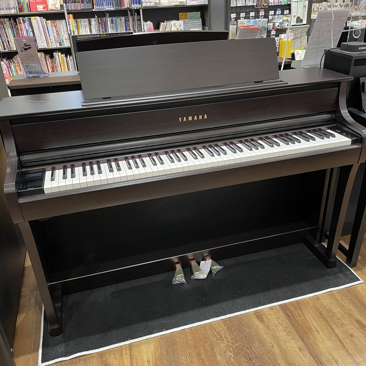 YAMAHAの電子ピアノシリーズで長年人気の「クラビノーバ」。話題の新製品が、当店に入荷致しました！ 実際に弾いてお試しいただけますので、実機お試しください♪ CONTENTSCLP-875担当者的、旧機種との違いCLP-875 担当者的、旧機種との違い ①鍵盤のセンサー等が改良され、弾きやすくなっ […]