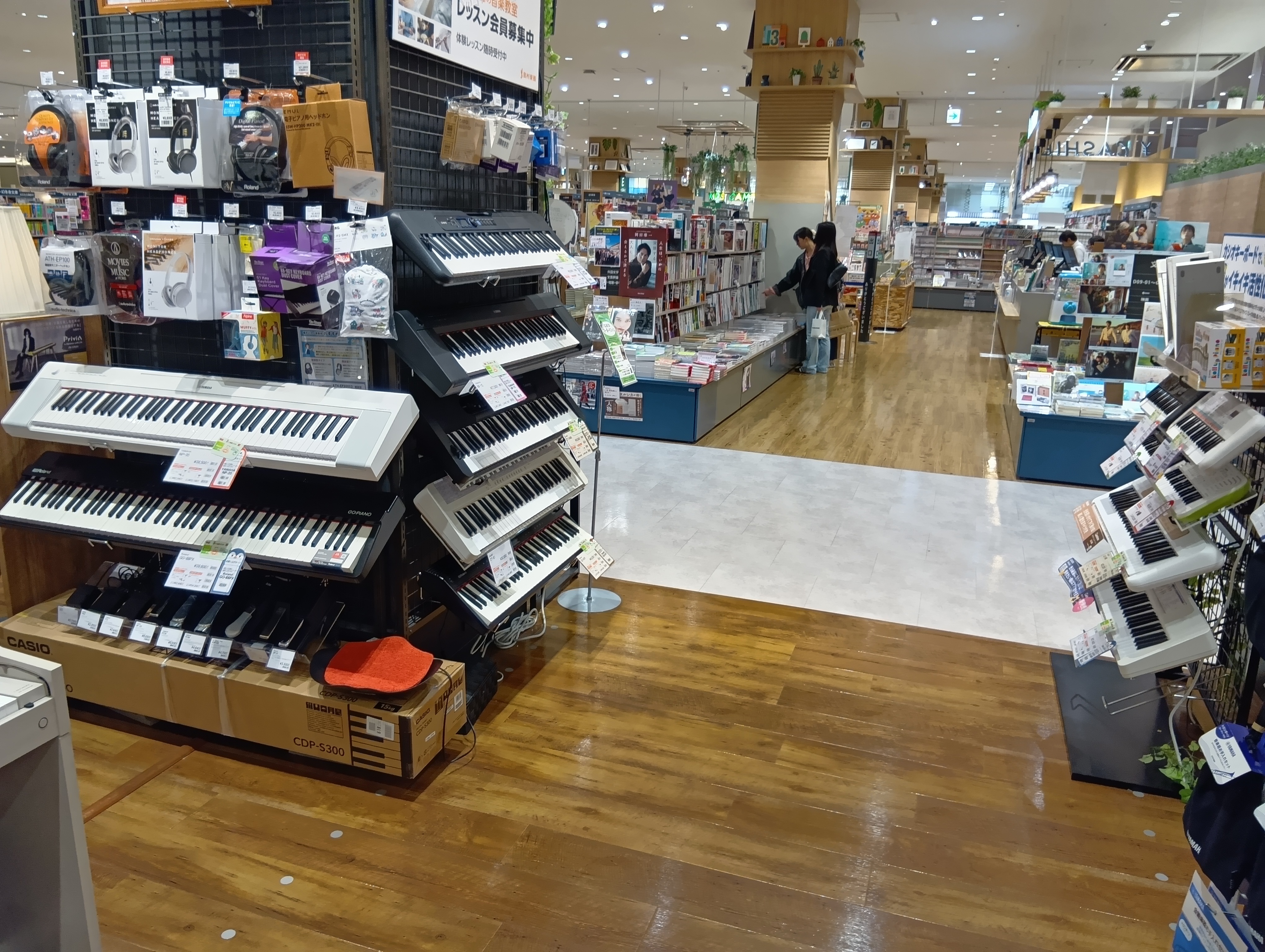 当店では、初心者から上級者まで、さまざまなお客様のニーズにお応えできる豊富な種類のキーボードを取り揃えています！ ミニタイプや、お子様や初心者向けの光る鍵盤シリーズ、大人向けのシンプルで使いやすいモデルなど様々お試しいただけます。コンパクト・スタイリッシュタイプの電子ピアノも多く取り揃えておりますの [&hellip;]