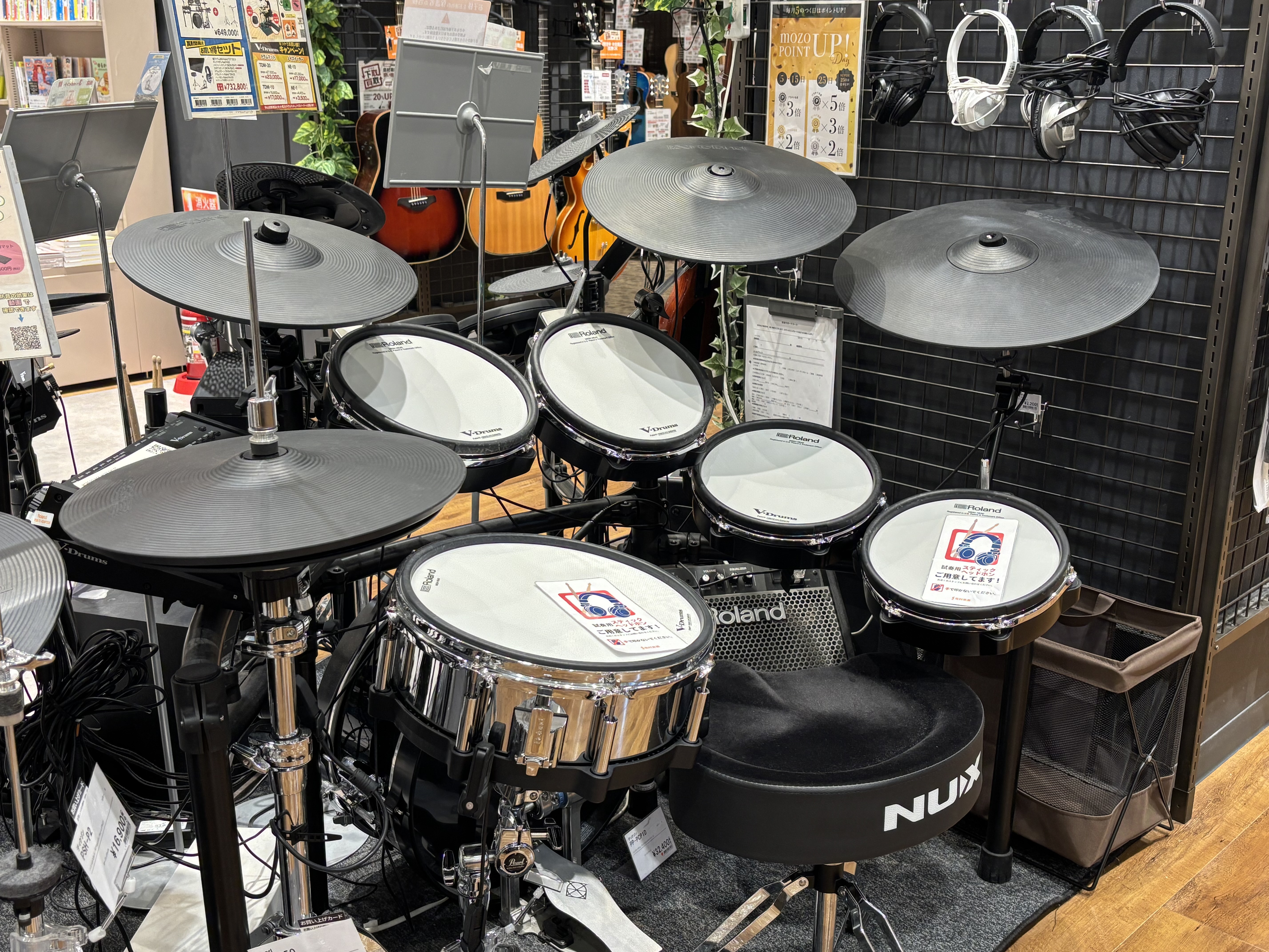 みなさん、こんにちは！島村楽器名古屋mozoワンダーシティ店谷崎です！当店では、常時4台の電子ドラムを展示しております。 電子ドラムは、ドラムを始めたい初心者の方から、音色や録音を楽しみたい上級者まで、幅広く活躍する楽器です。あなたも電子ドラムで、自由で楽しい音楽ライフを始めてみませんか？店頭にて試 [&hellip;]