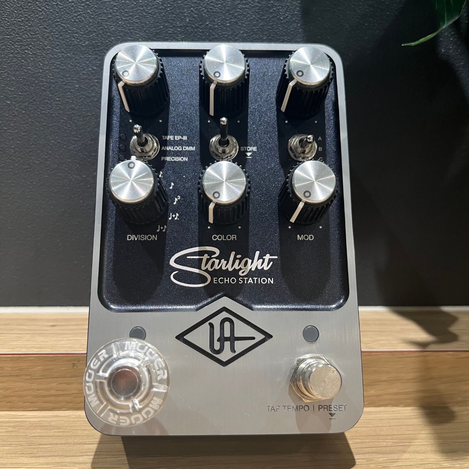 Universal AudioUAFX Starlight Echo Station