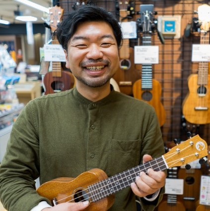 ハワイ生まれの可愛らしい弦楽器。陽気な音色が魅力です。ハワイアン音楽だけでなく、ポップスやジャズなどどんなジャンルとも相性抜群。持ち運びも便利なので、どこへでも一緒に出かけて、南国の風を感じてみませんか。肩の力を思い切り抜いてマイペースで楽しみましょう！ |[!!◆音楽教室をご検討のお客様へ◆!!] […]