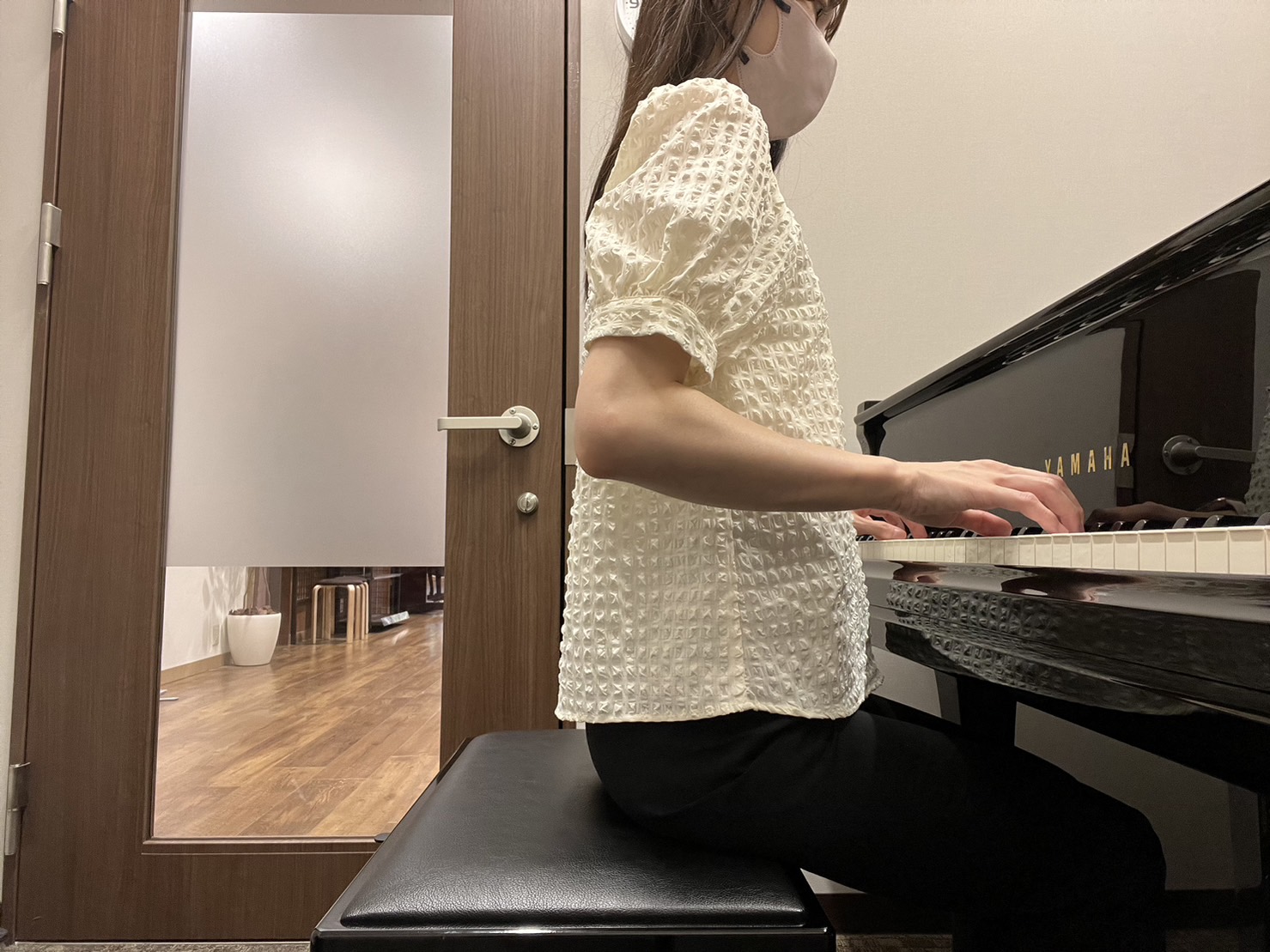 悪い例ピアノに近すぎてお腹との距離がない