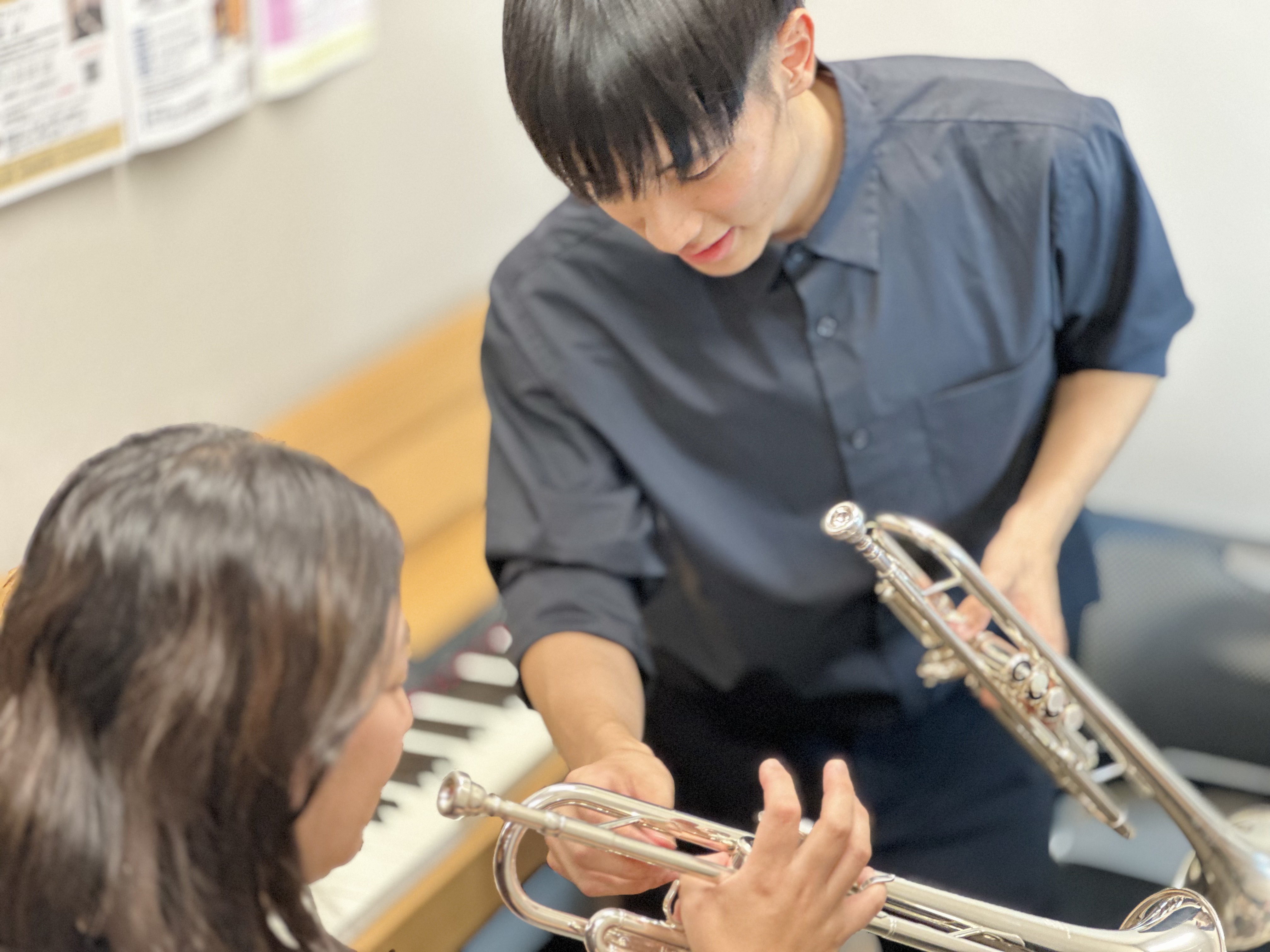 こんにちは！島村楽器名古屋則武新町店の久野です。みなさまは、楽器にあこがれた経験はございますか？特に小さなお子さんのおもちゃとしてもよく商品化しているラッパ。子どもがラッパに興味を持ってくれたのは良いけど、子どもも演奏できるの？費用やレッスンはどうなるの？気になっていても、もなかなか始める機会がなく […]