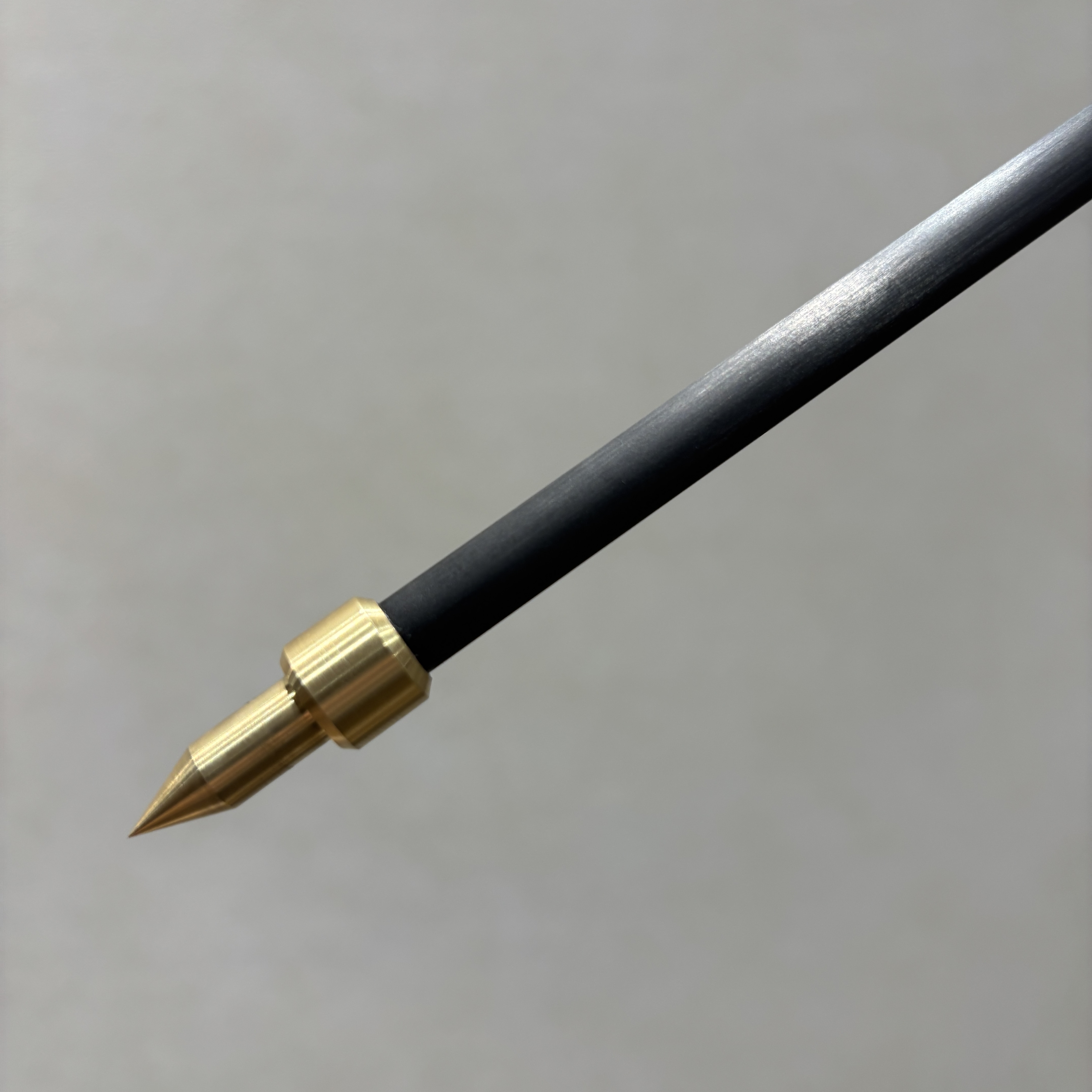見附精機工業カーボン製チェロエンドピン