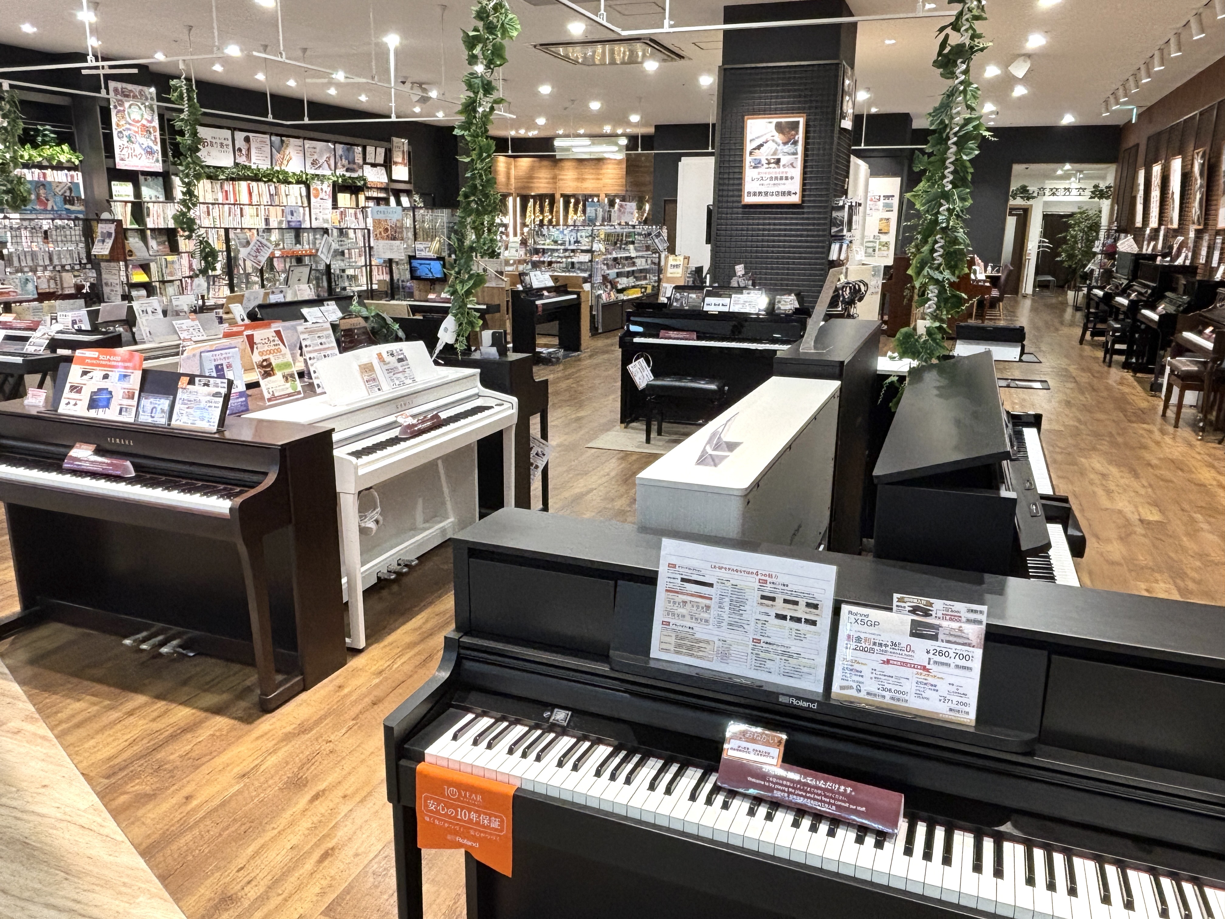 CONTENTS対象電子ピアノご成約で素敵なプレゼントが付いてくる♪名古屋則武新町店は名古屋駅から一番近いピアノ専門店です人気のRoland×島村楽器オリジナルモデル、全機種展示中！Roland(ローランド)プレゼント内容🎁YAMAHA電子ピアノ、展示中！YAMAHA(ヤマハ)プレゼント内容🎁KAW […]