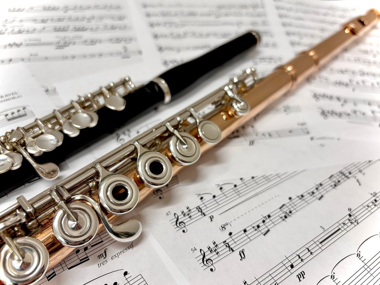 皆さんこんにちは！島村楽器 名古屋則武新町店フルートインストラクターの木野です♪コンクール後の基礎練習期間、同じ基礎練習に飽きかけの方はいらっしゃいませんか？木野もとんでもない飽き性のため基礎練習を投げ出したくなる時があります。しかし、曲を上手に演奏するには基礎練習は欠かせません。今回は基礎練習をち [&hellip;]