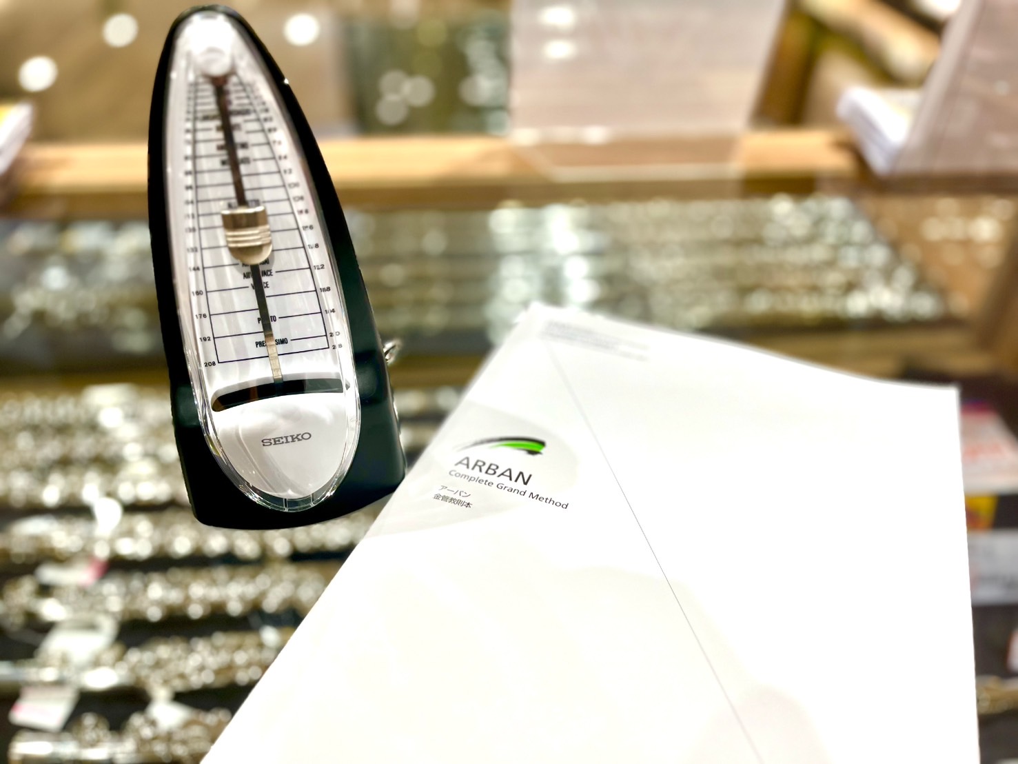 みなさん、こんにちは！名古屋則武新町店の久野です。みなさんは普段どんな基礎練習をしていますか？基礎練習と聞いてまず思いつくのはロングトーンだと思いますが、金管楽器奏者にとってそれ以上に大切な練習があることをご存知でしょうか？今回はそんなリップスラーと跳躍練習についてご紹介いたします。 CONTENT [&hellip;]